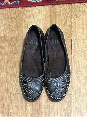 Brown Women's Casual Leather Ballet Heels Size 7.5 Brand New Condition 2” Heel